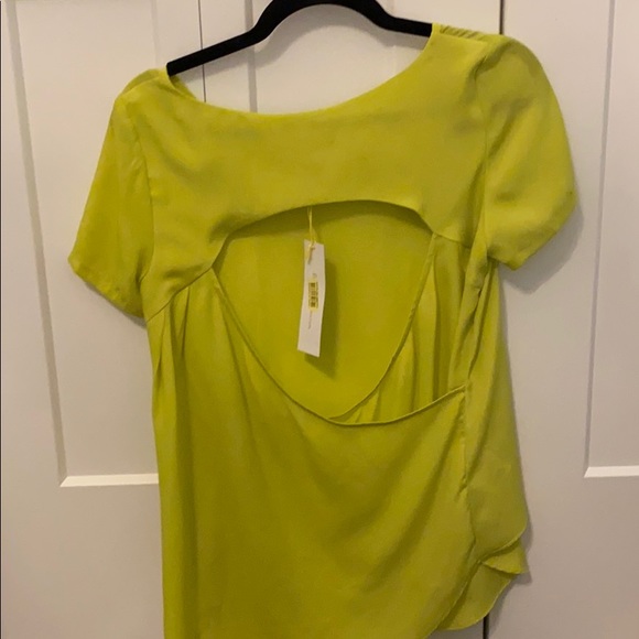 BCBG Open Back Short Sleeve shirt in Pear - Picture 2 of 5